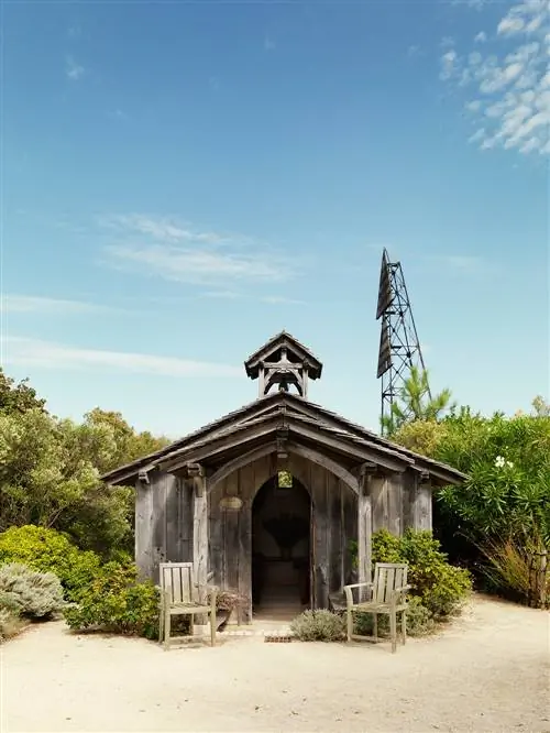 Это изображение может содержать приют Сельская местность На открытом воздухе Природа Строительство Сельская местность Сад и беседка