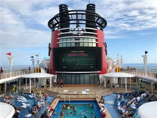 На изображении может находиться вода, человек, бассейн и здание