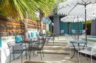 Austin Bar Patio Китти Коэн