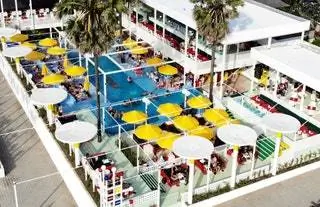 На изображении может находиться здание человек человек люди и вода