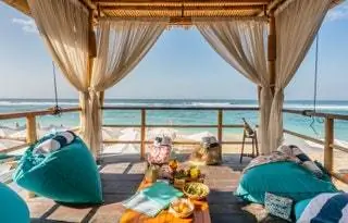 На изображении может находиться в помещении дизайн интерьера мебель здание жилье палатка отель курорт и подушка