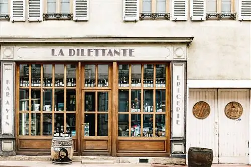 На изображении может находиться мебель для дома, витрина, полка, штора и жалюзи