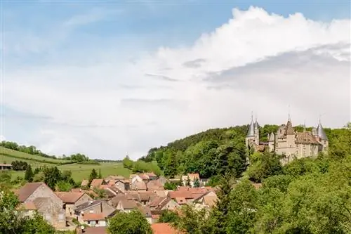 На изображении может находиться крыша, шпиль, здание, шпиль, башня, архитектура, на открытом воздухе и природа