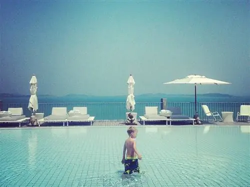 Это изображение может содержать воду Бассейн Человек Человек Плавание Спорт Спорт Плавательный бассейн Здание отеля и курорт