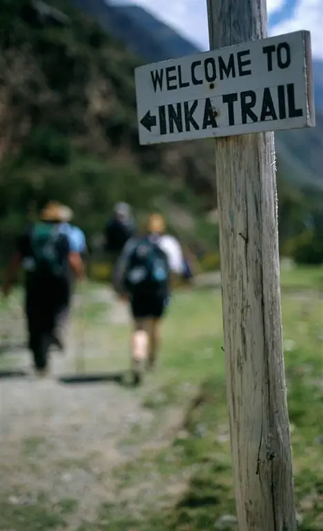 Изображение может содержать дорожный знак и знак человека