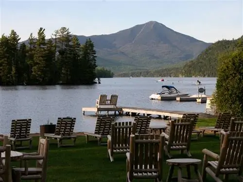 На изображении может находиться Вода Мебель Стул Трава Растение Набережная На улице Природа Транспорт Транспортное средство и лодка