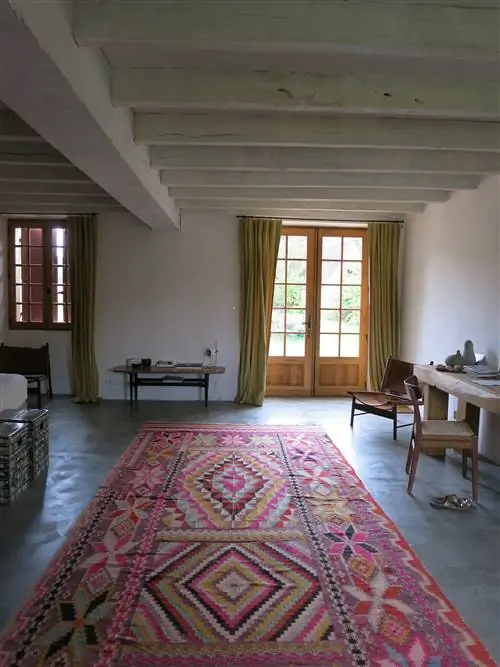 На изображении может находиться напольное покрытие, ковер, комната, гостиная, в помещении, деревянная мебель, диван, стул и твердая древесина.