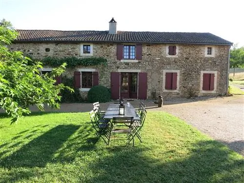 На изображении может находиться трава растение мебель стул жилое здание патио газон дом и коттедж