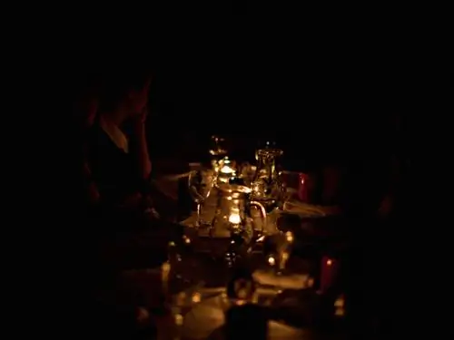 Это изображение может содержать светящиеся свечи, паб, ночная жизнь, барная стойка, человек и огонь.