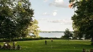 Это изображение может содержать человек на открытом воздухе поле символ флаг растение и трава