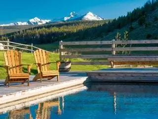 На изображении может находиться вода Waterfront Wood Dock Port Pier Мебель стул дерево растение ель Abies и на улице
