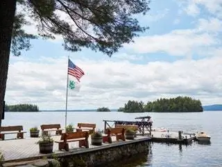 На изображении может находиться вода Waterfront Flag Symbol Dock Port Pier Мебель Скамья Деревянный транспорт и транспортное средство