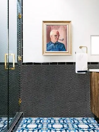 На изображении может находиться человек дизайн интерьера в помещении искусство ковров и мебель