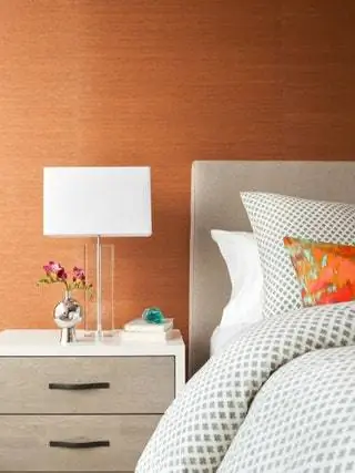 Это изображение может содержать Подушка Подушка Мебель Дизайн интерьера В помещении Домашний декор Лампа Настольная лампа Комната и кровать