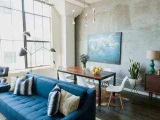 На изображении может находиться мебель комната гостиная в помещении стол стул дизайн интерьера обеденный стол и дерево