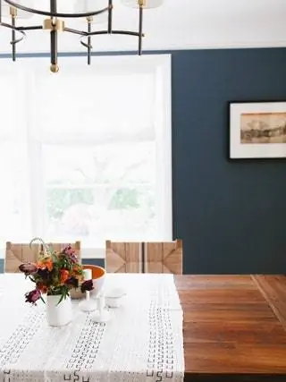 На изображении может находиться мебель стул обеденный стол стол столешница растение в помещении дизайн интерьера цветок и цветок