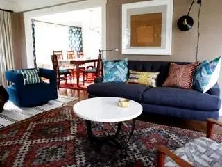 На изображении может находиться мебель стул стол диван гостиная в помещении журнальный столик домашний декор ковер и подушка