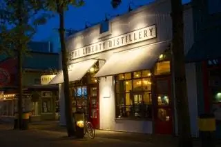 Британская Колумбия Ванкувер Бар The Liberty Distillery