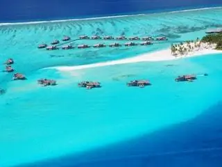 На изображении может находиться на открытом воздухе Природа Земля Океан Море Вода Береговая линия Пляж Побережье Остров Атолл и транспорт