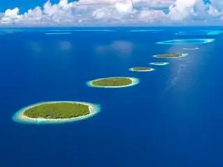 На изображении может находиться Земля на улице Природа Береговая линия Вода Море Океан Пляж Побережье Атолл и остров
