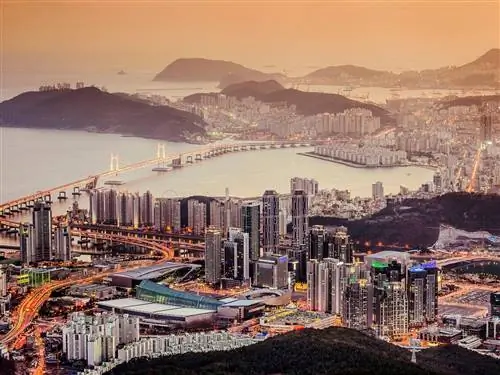 Это изображение может содержать Пейзаж На открытом воздухе Природа Пейзаж Город Город Городское здание Вид с воздуха и Метрополис