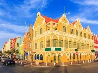 На изображении может находиться город городское здание городское здание центр города архитектура автомобиль транспорт автомобиль автомобиль и дорога