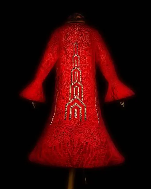 На изображении может находиться одежда, одежда, человек и платье