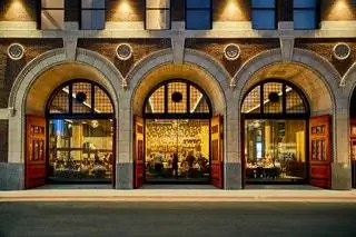 На изображении может находиться человек человек освещение магазин домашнего декора архитектура и строительство