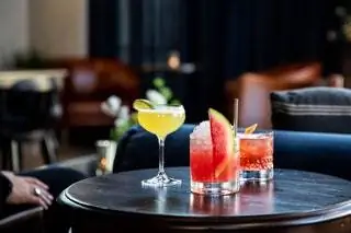 Это изображение может содержать напиток, коктейль, алкоголь, напиток, растение, человек, фрукты и продукты питания.