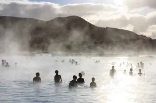 На изображении может находиться природа вода на улице гора человек животное и птица