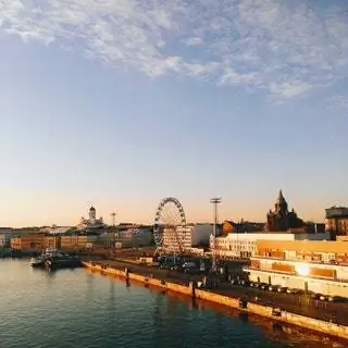 На изображении может находиться парк развлечений «Колесо обозрения», порт и пирс на набережной.