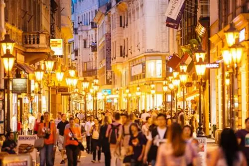 На изображении может находиться: человек, пешеход, человек, центр города, город, город, здание, город, архитектура, мегаполис и толпа