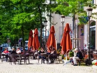 На изображении может находиться ресторан кафе человек человек мебель стул столовая еда и фуд-корт