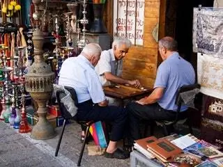 На изображении может находиться человек, сидящий на мебели и стуле