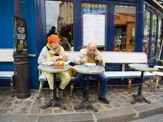 На изображении может находиться ресторан человек сидит кафе столовая обувь одежда одежда обувь и еда