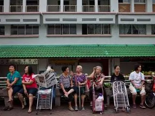 На изображении может находиться человек одежда обувь обувь одежда колесо машина шорты сидя и транспорт