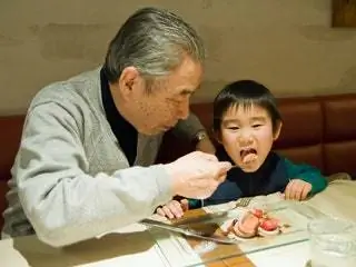 На изображении может находиться еда и пол человека