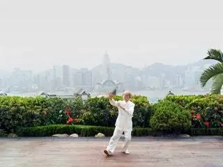 На изображении может находиться человек на улице обувь одежда одежда и обувь