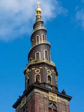 Изображение может содержать здание Архитектура Башня Часовая башня и часы