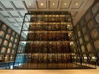 Это изображение может содержать строительную архитектуру, склад и окно.