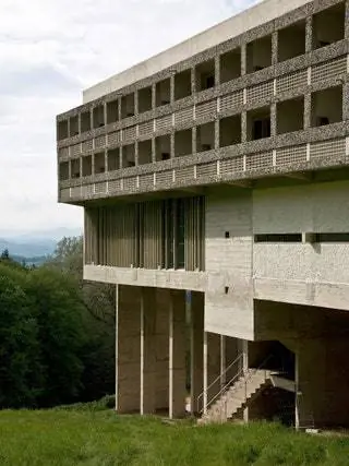 Изображение может содержать перила и перила