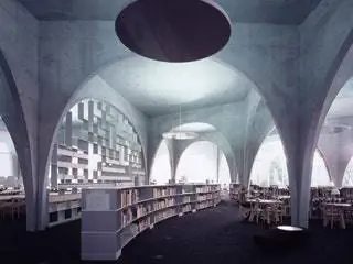 Это изображение может содержать освещение и мебель для библиотеки в помещении.