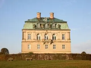 Это изображение может содержать травяное растение, жилое здание, вилла, дом, особняк и коттедж.