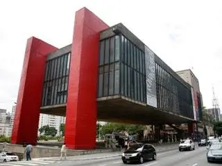 На этом изображении может находиться человек, дорожное транспортное средство, автомобиль, автомобиль, офисное здание, здание и гудронированное шоссе.