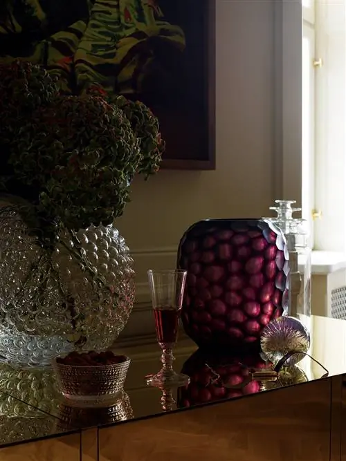 Это изображение может содержать стеклянный кубок для домашнего декора, растение и льняное полотно.