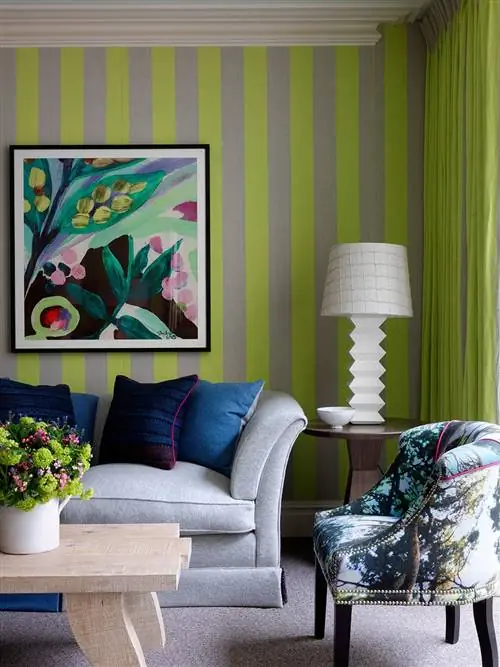 На изображении может находиться гостиная в помещении комната диван мебель стул дизайн интерьера лампа настольная лампа и подушка