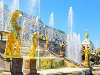 На изображении может находиться человек и человек с фонтаном