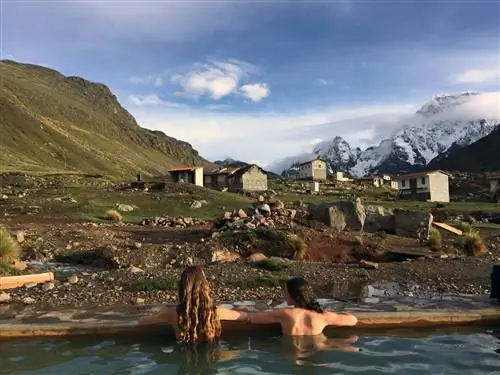 На изображении может находиться природа на улице человек гора и вода