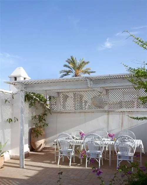 На изображении может находиться мебель стул патио крыльцо пергола и стол