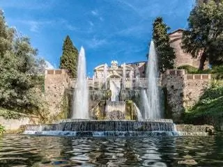 На изображении может находиться вода и фонтан